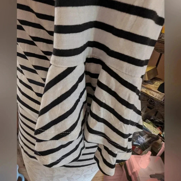 NWT Charming Charlie Flutter Sleeve Top Size L - Picture 5 of 8